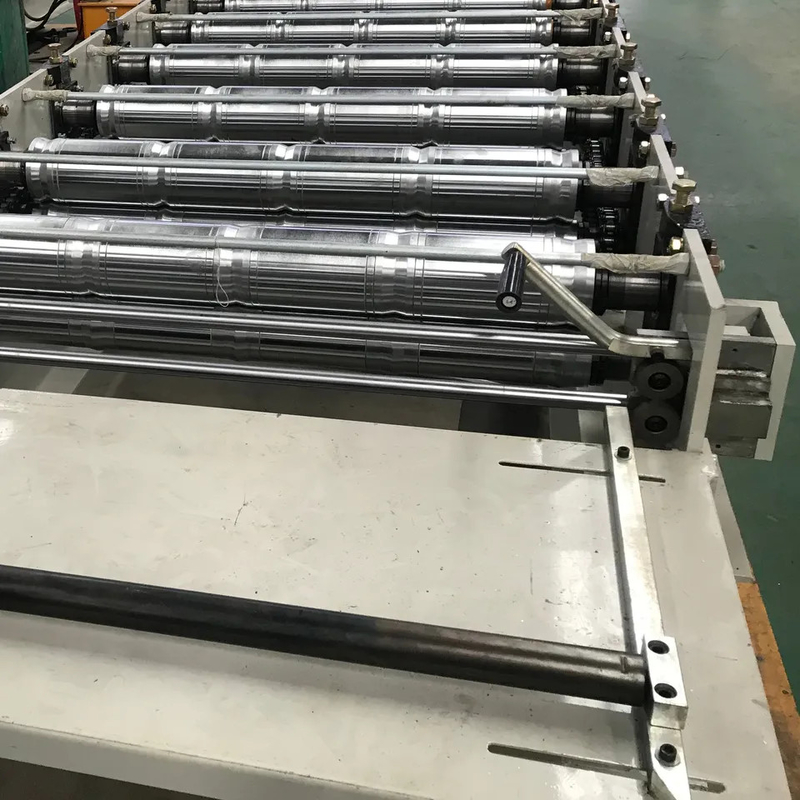 機械機械を形作る屋根によって艶をかけられるタイル ロールを形作る高速840mmのステップ タイル ロール