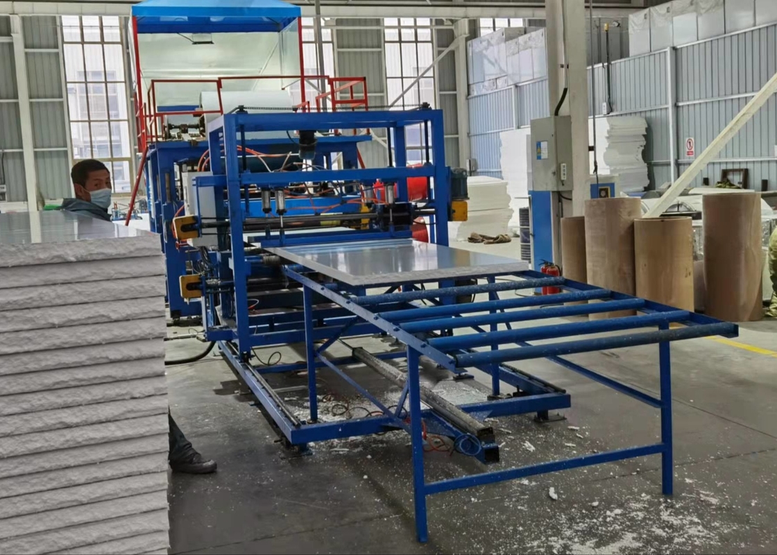 32kw メインモーターパワー EPSサンドウィッチパネル形成機 3-6m/Min 速度