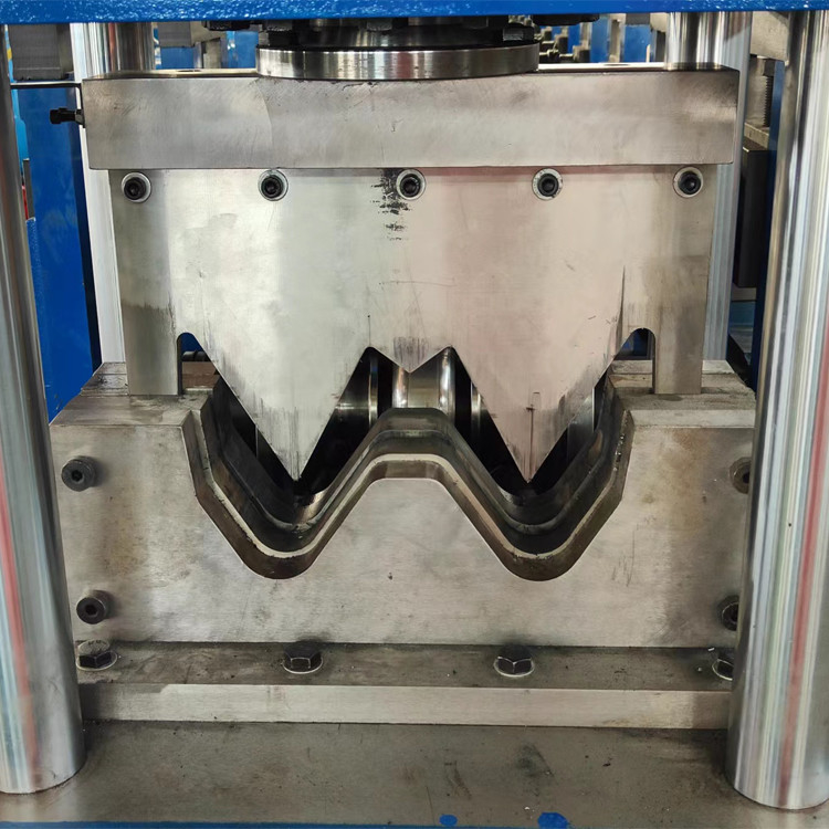 消し HRC58-62 クロム塗装 高速道路ガードレールロール形成機械 11kw 5.5kw PLC制御