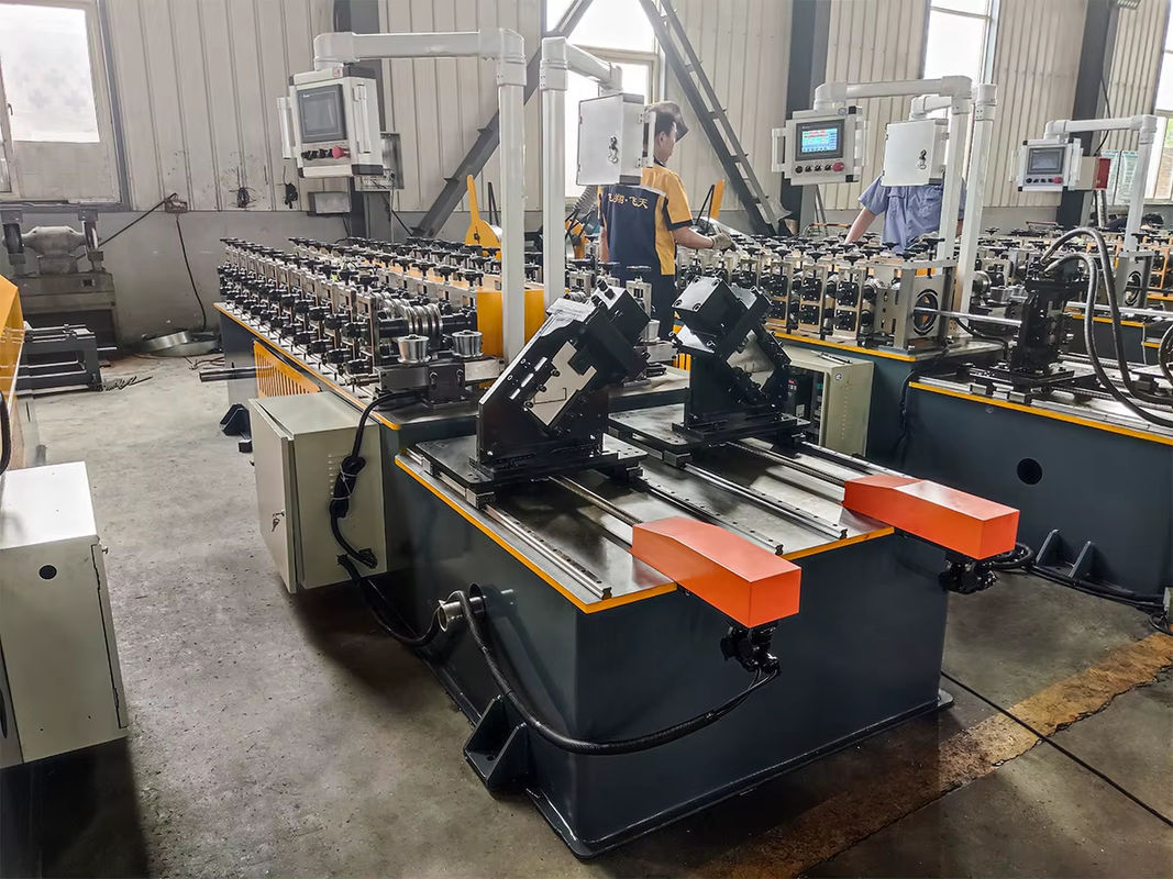 軽量鋼材のフレームリングマシン 製造工場や建材ショップのためのストッドとトラスプロフィールロール形成