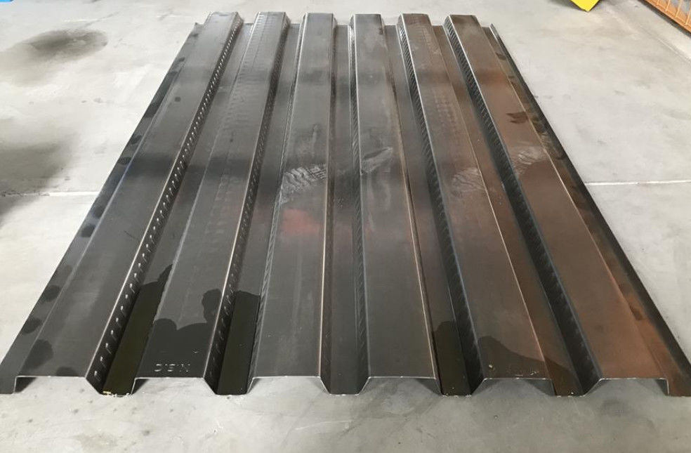 機械を形作る台形プロフィールによって着色される金属の橋床ロール