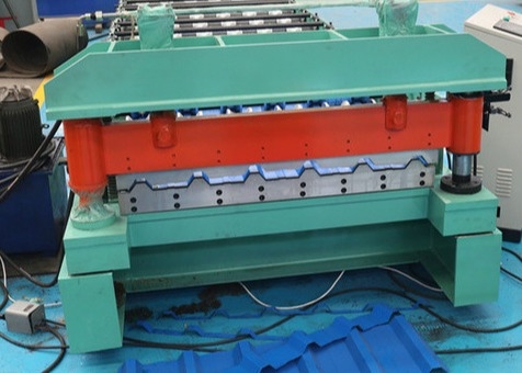 亜鉛色の鋼鉄 Ibr のタイルのための機械を形作る台形の金属の屋根ふきシート ロール