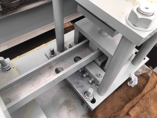 打つことの金属のスタッド及びトラック ロール前の機械