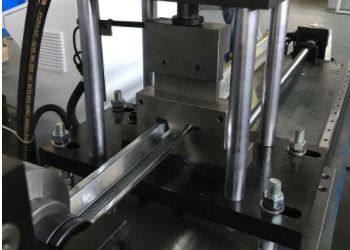 オメガ チャネル機械を形作る低雑音CZの母屋ロール