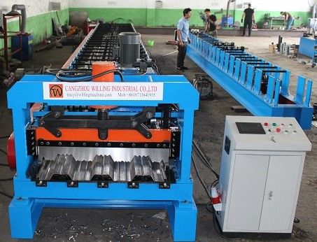 915mmは機械を形作る浮彫りになるPLCの金属のデッキ ロールに電流を通した